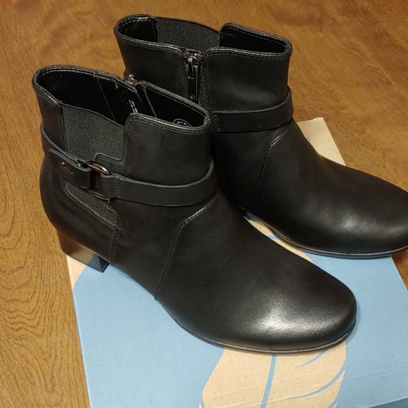 Clarks NWT Un Damson Mid Boots - Picture 2 of 8